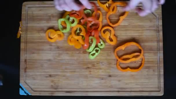 Skär Med Kniv Som Färgade Mogna Ringar Paprika Lay Mönster — Stockvideo