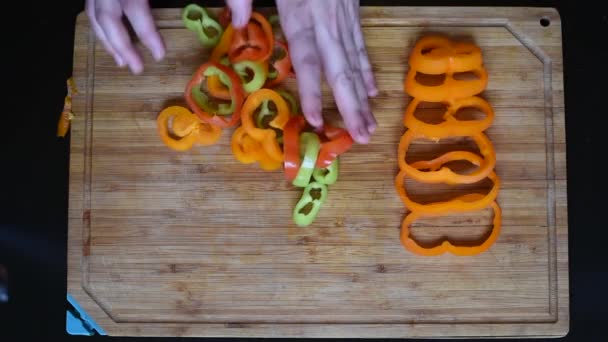 Κόψτε Ένα Μαχαίρι Χρώματος Ώριμα Δαχτυλίδια Πιπέρι Κουδουνιών Lay Out — Αρχείο Βίντεο