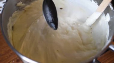 Bir bisküvi kek kutlama için özel mutfak eşyaları yardımıyla hamur hazırlık 
