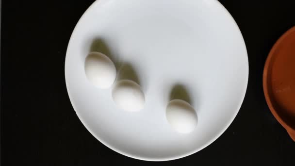 Ovos Galinha Cozidos Giram Balançam Prato Branco Que Fica Uma — Vídeo de Stock