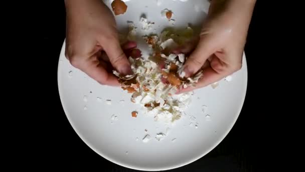 用你的手研磨蛋壳进一步研磨和研磨成小面包屑或粉末的天然磨砂 — 图库视频影像