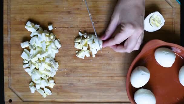 Retirer Coquille Des Œufs Différentes Couleurs Blanc Brun Sur Une — Video