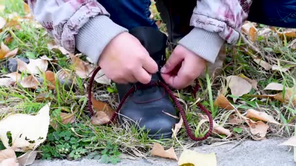 Dětské Vázání Červené Tkaničky Černé Kožené Boty Pozadí Žluté Listí — Stock video