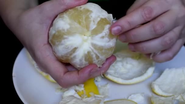 Het Villen Van Een Witte Sappige Grapefruit Met Handen Een — Stockvideo