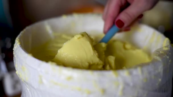 Bereiding Van Deeg Voor Een Biscuit Taart Voor Viering Met — Stockvideo