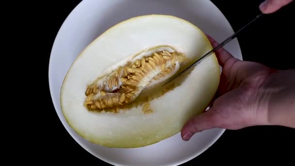 Wydalenie Nasionek Dojrzałych Soczysty Melon Nożem Lub Łyżką Dalszej Konsumpcji — Wideo stockowe