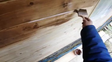 Keten tohumu yağı kaplama, koruma, güzellik ve estetik oturma evde çalışma şartları için ahşap bir ev duvarları boyama 