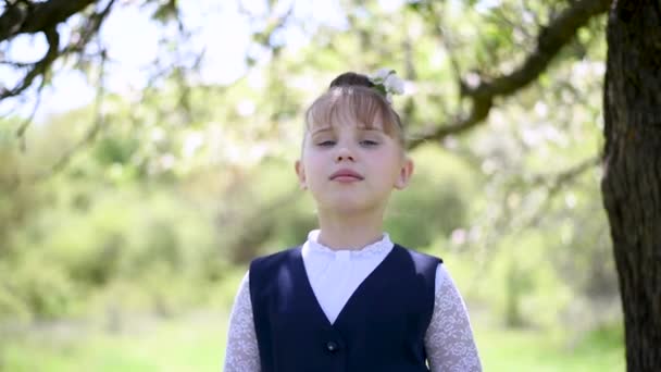 Meisje Kind Schaduw Van Groene Bloeiende Bomen Dansen Zingen Pratend — Stockvideo