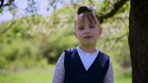 Niña Sombra Los Árboles Florecientes Verdes Bailando Cantando Hablando Niña — Vídeo de stock