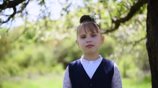 Dívčí Dítě Stínu Zelených Kvetoucích Stromů Tančící Zpěv Mluvení Dívčí — Stock video