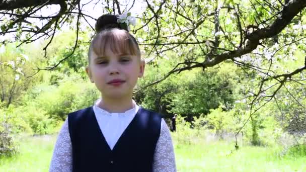 Ragazza Bambino All Ombra Alberi Fiore Verde Ballare Cantare Parlare — Video Stock