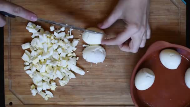 Вырезать Куриные Яйца Небольшие Кубики Дальнейшего Использования Приготовлении Различных Блюд — стоковое видео