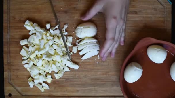 Kuřecí Vejce Nakrájíme Malé Kostky Pro Další Využití Při Přípravě — Stock video