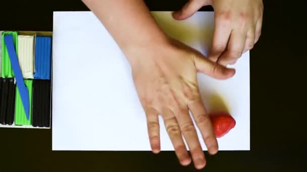 ボール パンケーキ その他様々 な形状を作る色の粘土から形をモデリング — ストック動画