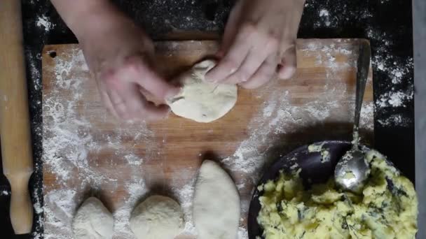 Massa Exuberante Rolar Massa Levedura Para Fazer Tortas Com Batatas — Vídeo de Stock