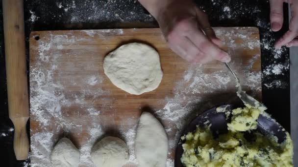 Bujny Ciasta Rozwałkować Ciasto Drożdżowe Zrobić Placki Ziemniaków Cebuli Koperek — Wideo stockowe