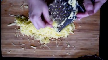 Soyulmuş sebze patates, kabak ızgara sebze gözleme kahvaltı için bütün aile için yemek pişirmek için kaba rende, Tarih 