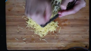 Soyulmuş sebze patates, kabak ızgara sebze gözleme kahvaltı için bütün aile için yemek pişirmek için kaba rende, Tarih 