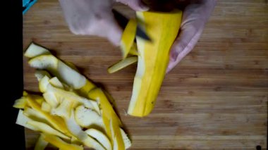 Sebze kabak ve patates sağlıklı sebze yemekleri öğle veya akşam yemeği için tüm aile için yemek pişirmek için temizlik bıçak 