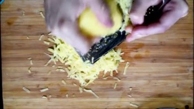 Soyulmuş sebze patates, kabak ızgara sebze gözleme kahvaltı için bütün aile için yemek pişirmek için kaba rende, Tarih 