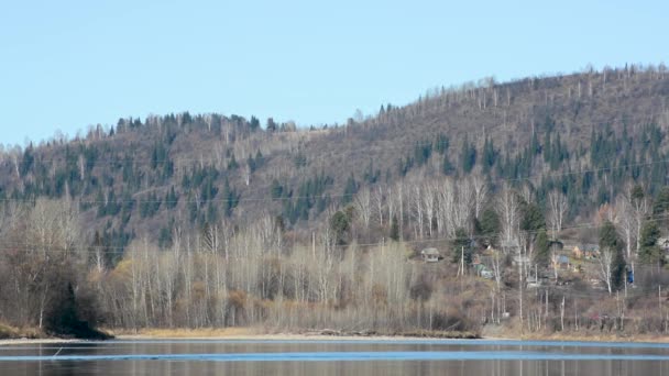 Primavera Rio Outono Entre Montanhas Assentamentos Fundo Céu Azul Nublado — Vídeo de Stock