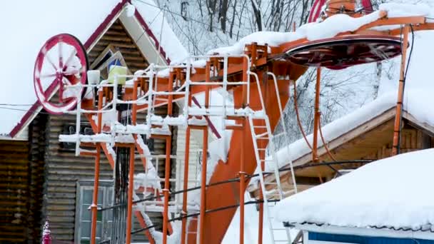 Der Gegenwärtige Mechanismus Des Skilifts Winter Bei Warmem Wetter Menschen — Stockvideo