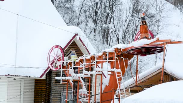 Het Huidige Mechanisme Van Skilift Winter Warm Weer Heffen Mensen — Stockvideo