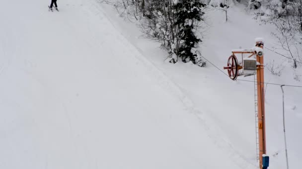 Persone Tuta Sci Con Attrezzatura Sci Bastoni Scalare Montagna Ascensore — Video Stock