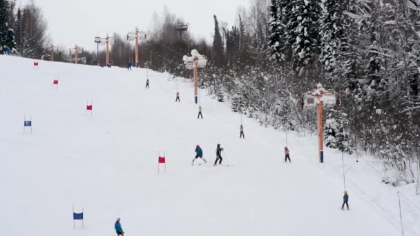 Competizioni Sci Bambini Nella Categoria Dello Slalom Sciare Giù Montagna — Video Stock