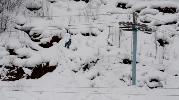 スキーの人々 に合ったスキー用品を棒冬の日に新鮮な雪のリフトで山に登る — ストック動画