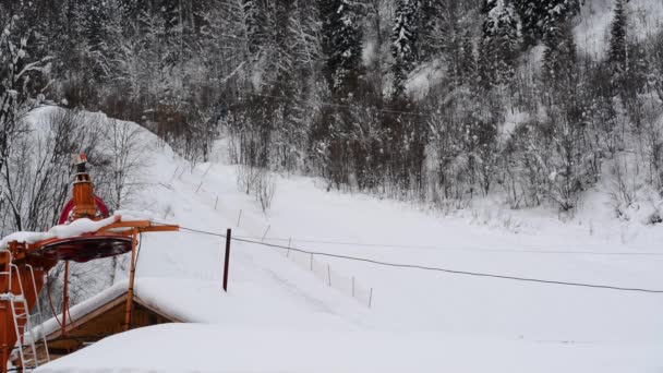 Mensen Ski Met Ski Uitrusting Stokken Het Beklimmen Van Berg — Stockvideo