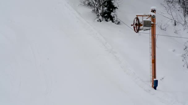 Pessoas Trajes Esqui Com Equipamento Esqui Paus Subir Montanha Elevador — Vídeo de Stock