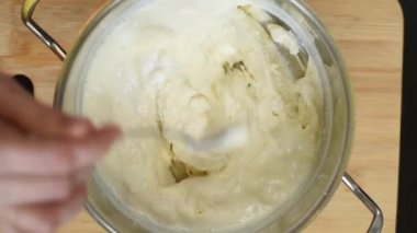 Hazırlama hamur kudret helvası pasta için kek. Dökün, dökmek, paslanmaz çelik tavada malzemeyi karıştırın. Daha fazla kalıpları fırın içinde pişirme için