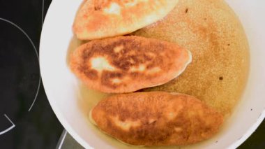 Fry lezzetli ev yapımı yemyeşil turta dolguları beyaz bir Pan sıcak bitkisel yağ içinde çeşitli
