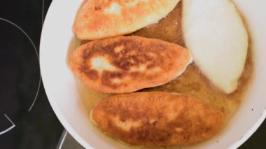Fry lezzetli ev yapımı yemyeşil turta dolguları beyaz bir Pan sıcak bitkisel yağ içinde çeşitli