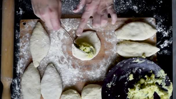 Пышные Бабки Раскатайте Дрожжевое Тесто Сделать Пироги Картошкой Луком Укроп — стоковое видео
