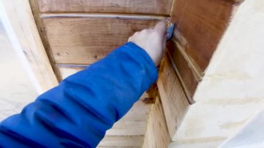 Keten tohumu yağı kaplama, koruma, güzellik ve estetik oturma evde çalışma şartları için ahşap bir ev duvarları boyama 