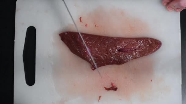 Вирізати Побили Шматок Яловичини Печінки Ради Ножем Чорною Ручкою Приготування — стокове відео