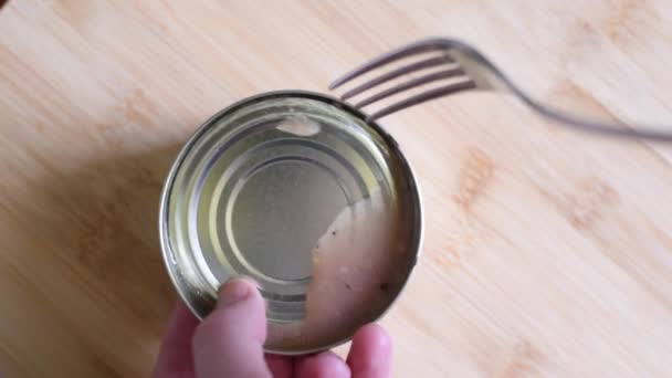 Latas Abertas Peixe Enlatado Usando Abridor Garrafas Garfo Para Consumo — Vídeo de Stock