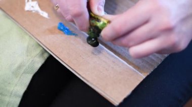 Sanatçı sıradan karton Palette renkleri karıştırır. Yağlı boya tuval istediğiniz gölge uygulamaya elde etmek için karıştırma 