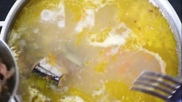 在内置炉灶上的不锈钢平底锅中煮沸鱼汤 鱼汤与罐装鱼 午餐或清淡晚餐顶景观 — 图库视频影像