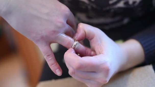 Femme Enlève Anneau Doigt Gonflé Enduisant Huile Pour Éviter Les — Video