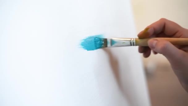 Artista Pinta Quadro Uma Tela Branca Com Tinta Óleo Azul — Vídeo de Stock