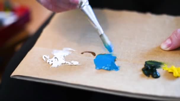 Artist Mixes Colors Palette Ordinary Cardboard Mixing Oil Paints Obtain — Stock Video