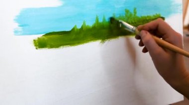 Sanatçı gelecekteki resim için temel oluşturma düz fırça ile konturları uygulama üzerine yağlı boya, Yağlıboya Resim boyar. Mavi gökyüzü ve yeşil 