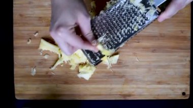 Soyulmuş sebze patates, kabak ızgara sebze gözleme kahvaltı için bütün aile için yemek pişirmek için kaba rende, Tarih