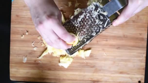 皮をむいた野菜ジャガイモ ズッキーニ格子全体の家族のための朝食野菜パンケーキを調理するための粗いおろし金で — ストック動画