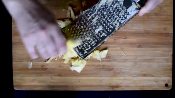 去皮蔬菜土豆 西葫芦磨碎在粗磨碎 烹饪蔬菜煎饼早餐为全家 — 图库视频影像