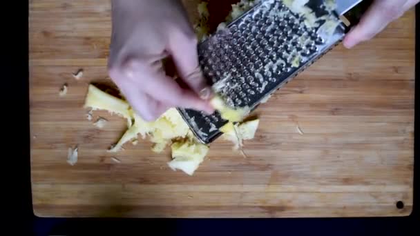Skalade Grönsaker Potatis Zucchini Galler Ett Grovt Rivjärn För Matlagning — Stockvideo