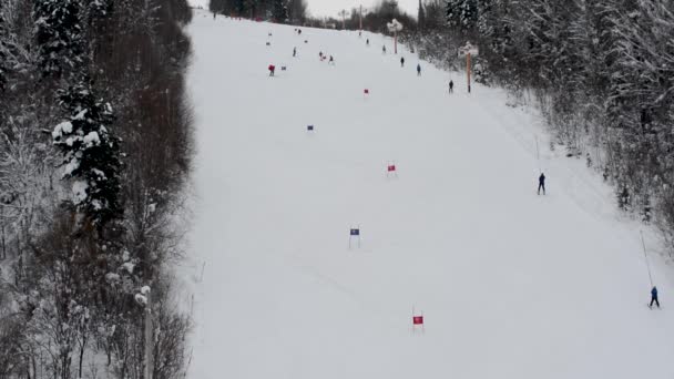 Competizioni Sci Bambini Nella Categoria Dello Slalom Sciare Giù Montagna — Video Stock
